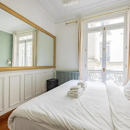 Champs Elysees-avenue Montaigne-2 Bedrooms *